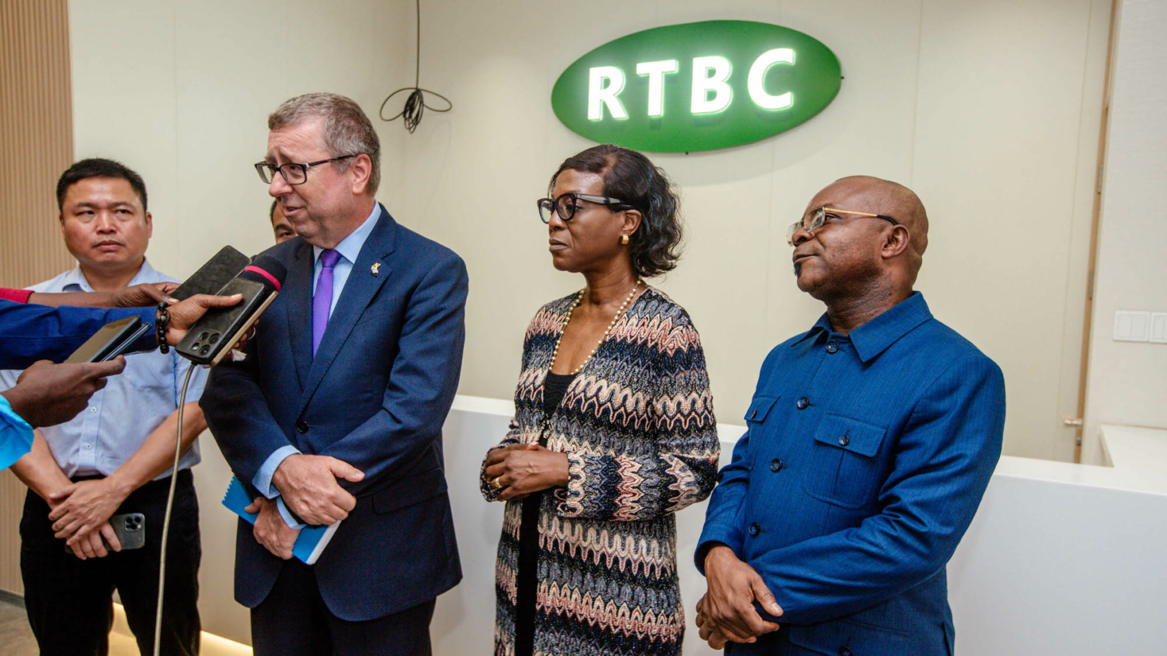 EXPORT MEDDBC VISITE DE LA RTBC PAR L'AMBASSADEUR DES USA-39